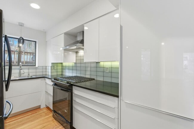 Building Photo - Beautiful 5-bed, 3.5 bath townhome steps from hiking trails and West Pearl St