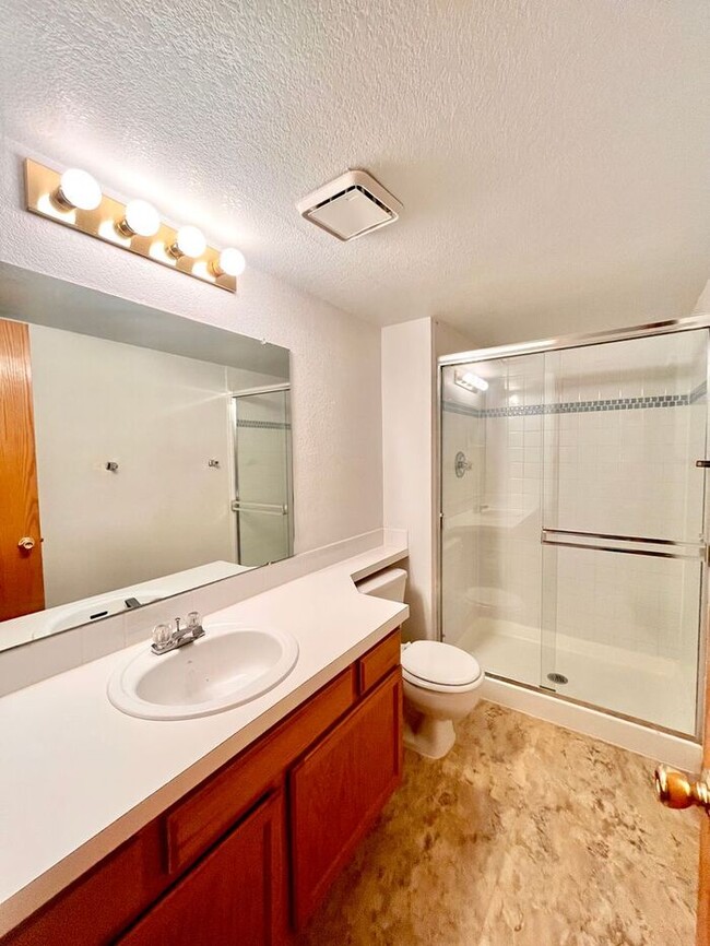 Building Photo - Spacious 4 Bed 3 Bath Home with 2-Car Atta...