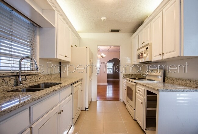 Building Photo - Cute 3/3 Home Near Sodo