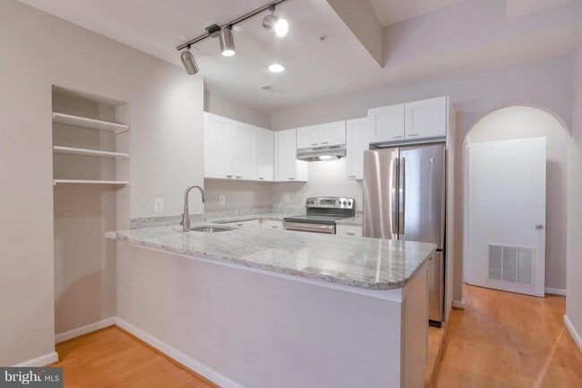 Building Photo - 1352 Kenyon St NW