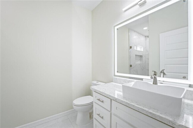 Building Photo - 19 E Boxwood Ave