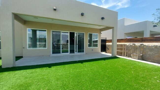 Building Photo - Beautiful 4 bedroom 2.5 bathroom home! READY NOW