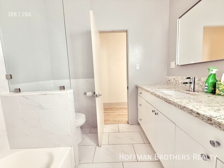Building Photo - 321 1/2 S Reeves Dr-