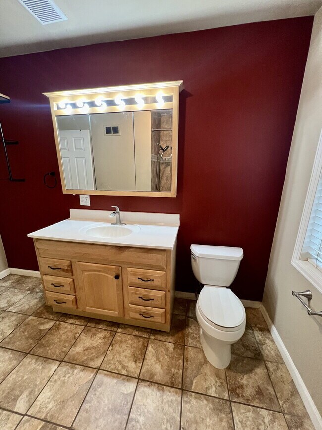 Building Photo - Great Home Close to CFD!