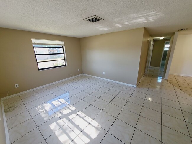 Building Photo - Charming Four Bedroom One Bathroom House p...