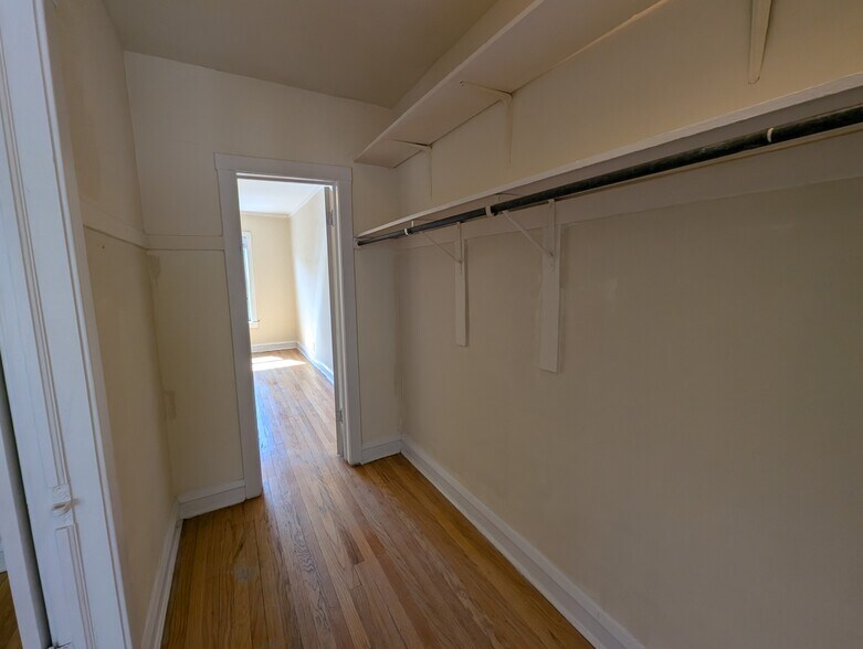 Building Photo - 2122 W Ainslie St