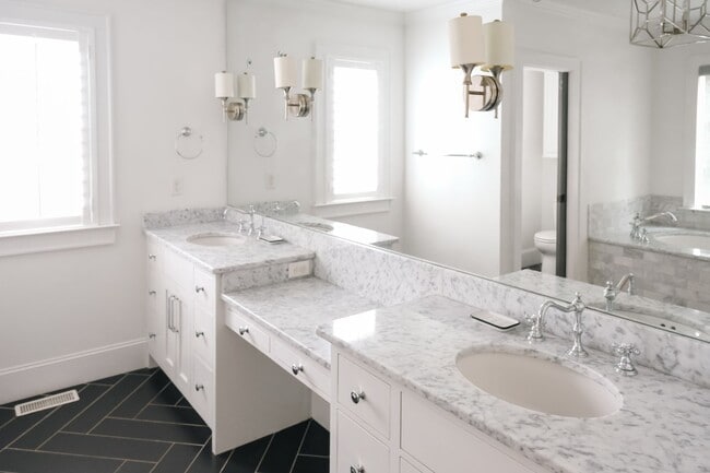 Building Photo - Luxury 4br/3.5ba house