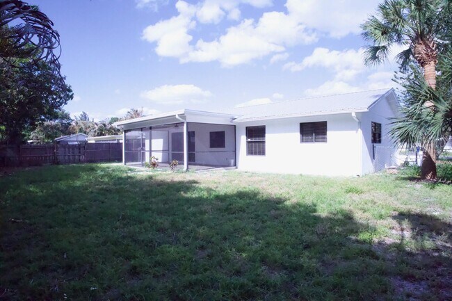 Building Photo - 700 N Perry Ave