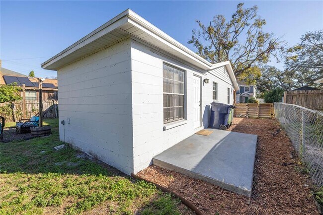 Building Photo - 3605 W Iowa Ave