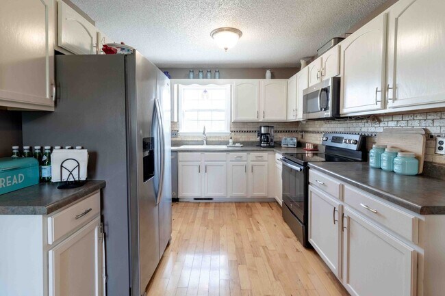 Building Photo - 3 bedroom Dog Friendly Home For Rent with Swimming Pool!