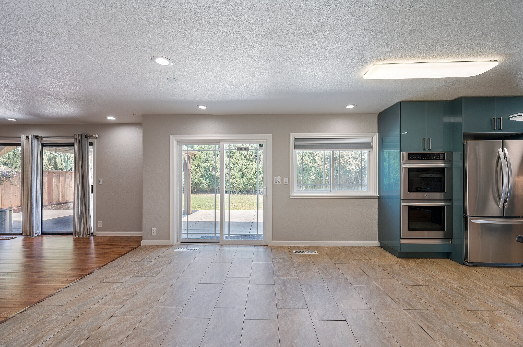 Building Photo - 3661 Slopeview Dr