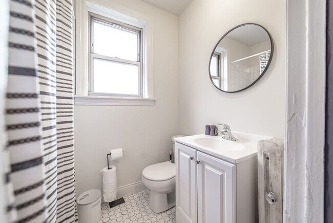 Building Photo - 3553 N Racine Ave