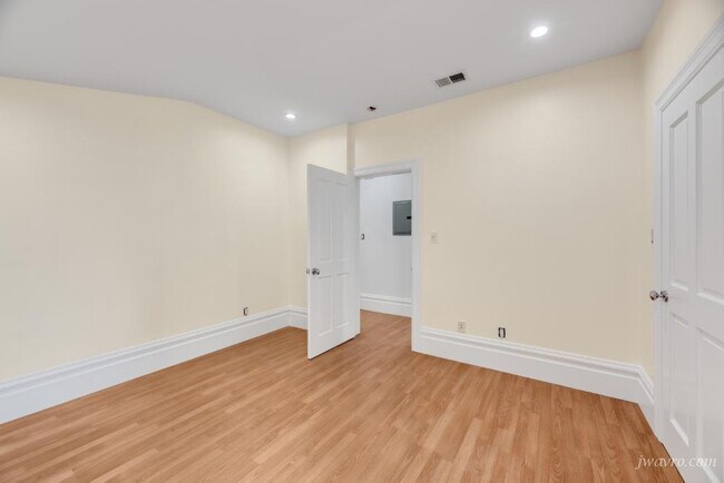 Building Photo - 2945 Bush St