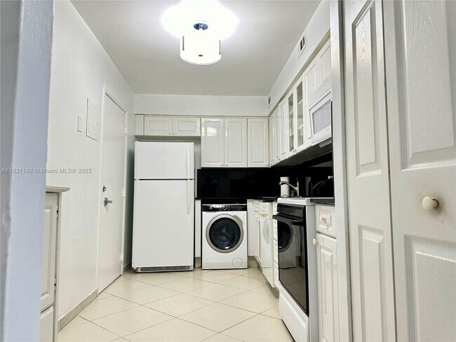 Building Photo - 6770 Indian Creek Dr