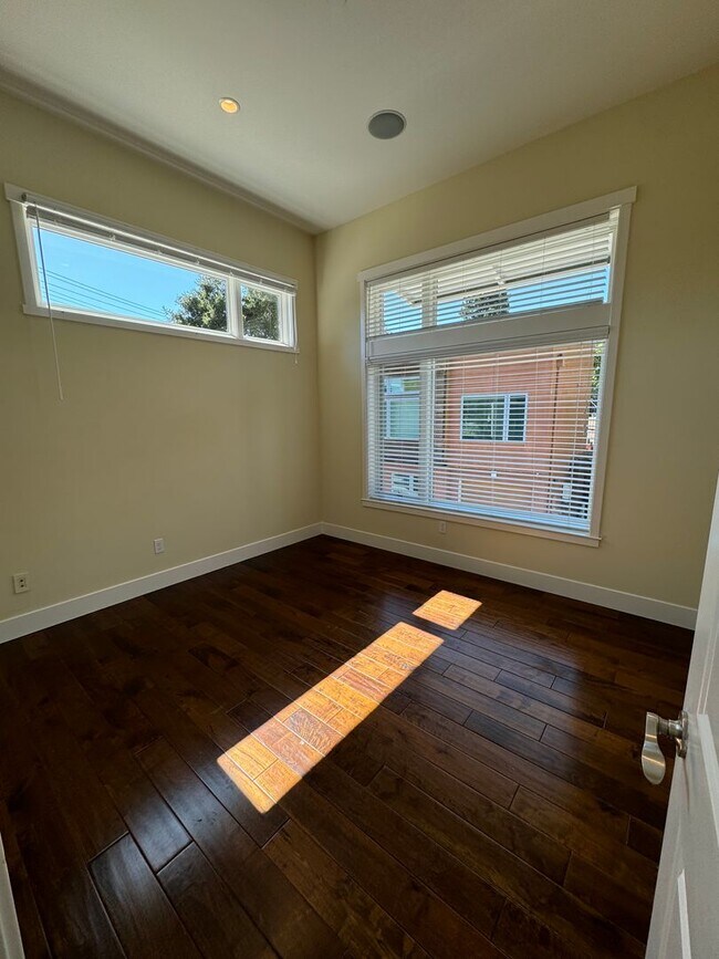 Building Photo - Modern 2 Bed / 1.5 Bath Home w/ Rooftop Deck; Garage w/ EV Outlet