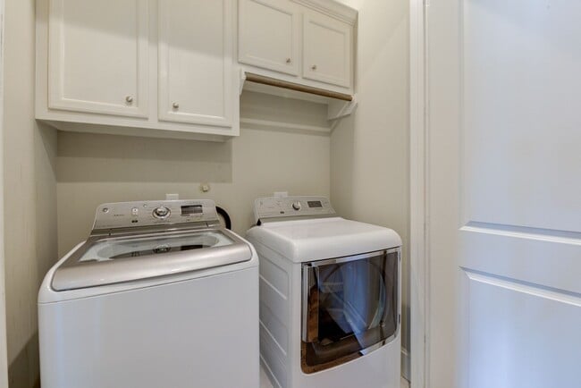 Building Photo - Spectacular Home 4 Bedrooms / 4.5 Bathroom...