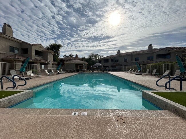 Building Photo - 955 E Knox Rd