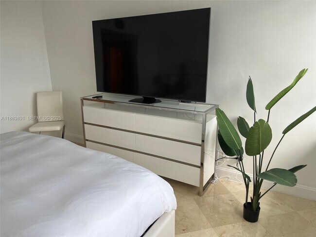 Building Photo - 100 Lincoln Rd