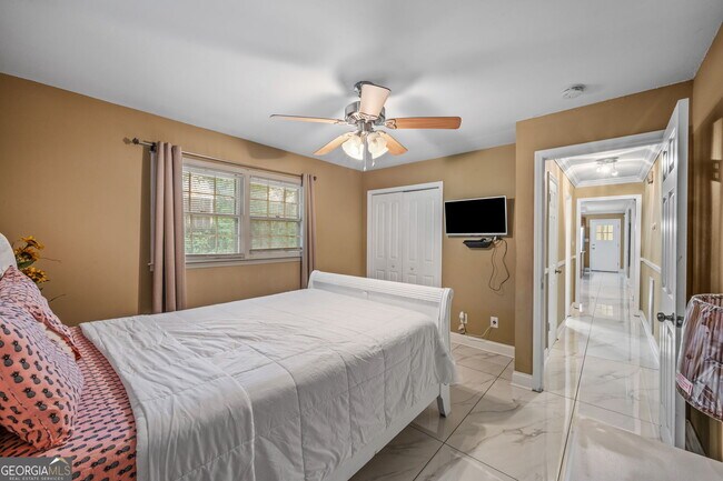 Building Photo - 4839 Lehigh Dr