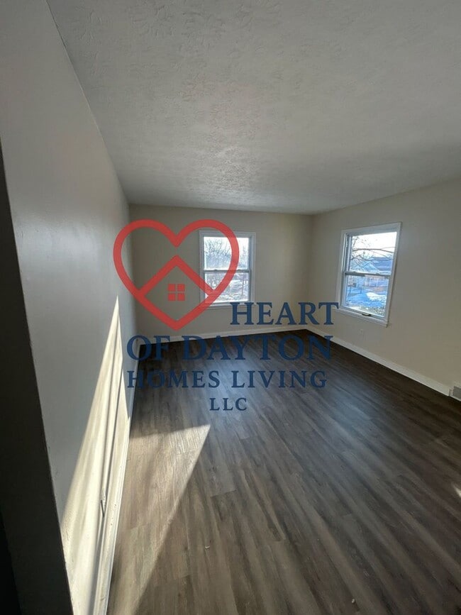 Building Photo - NEWLY RENOVATED 3BR/1BA