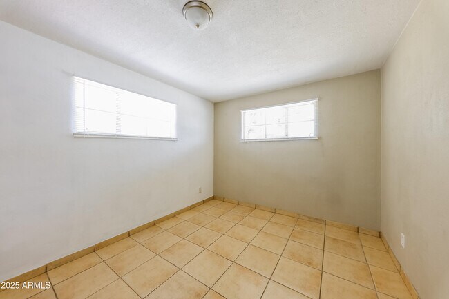 Building Photo - 2753 W Lawrence Ln