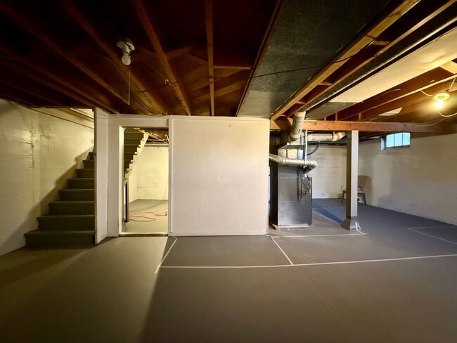 Building Photo - Freshly Renovated 2 Bedroom