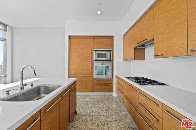 Building Photo - 900 W Olympic Blvd