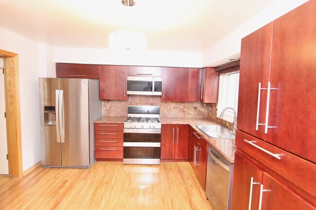 Building Photo - 7108 W Niles Ave