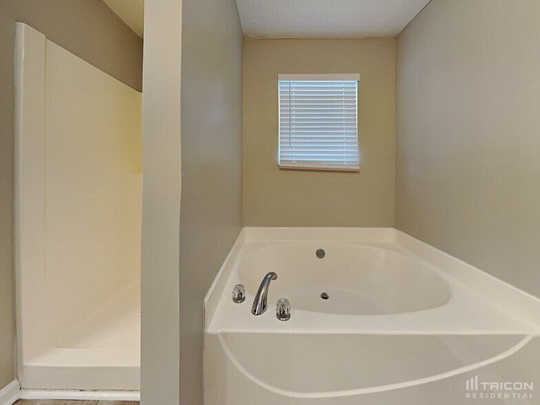 Building Photo - 10931 Cimmaron Ct