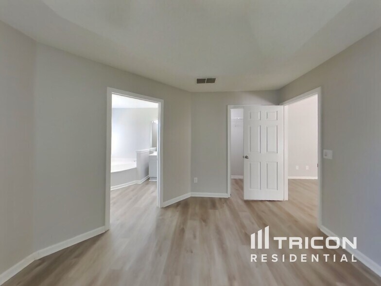 Building Photo - 1020 Woodbridge Hollow N