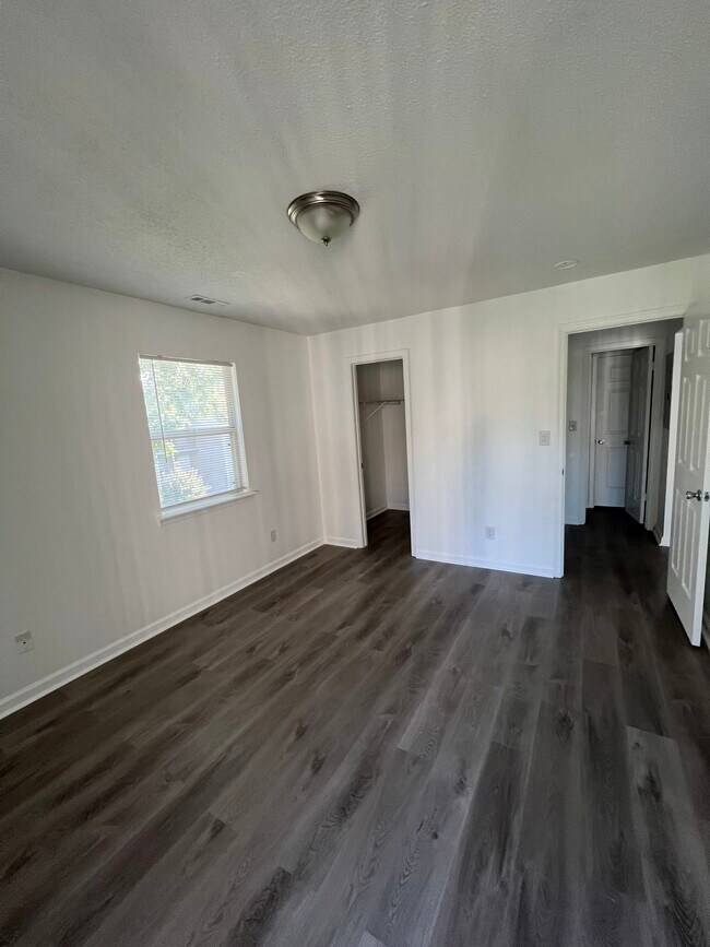 Building Photo - 539 Pineland Cir