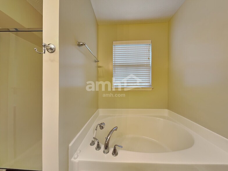 Building Photo - 609 Panzeretta Dr