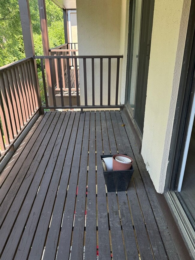 Building Photo - Recently Renovated 2 Bed 1 Bath in Naperville, Ready Now!