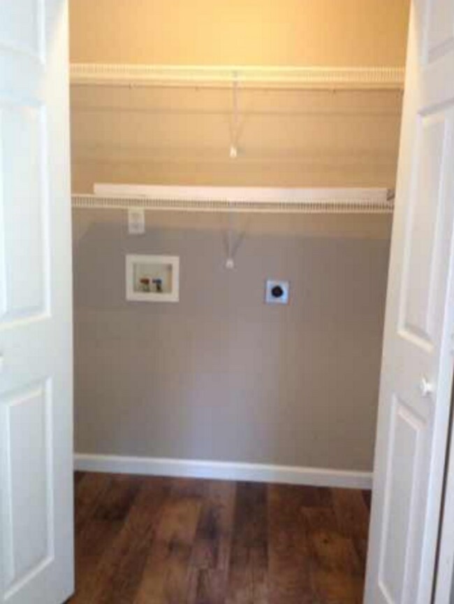 Building Photo - 3 bedroom, 2.5 bath Townhome