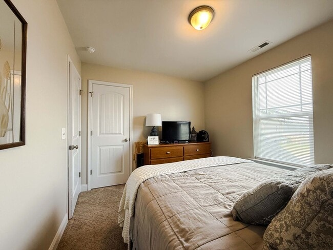Building Photo - 3935 Standardbred Dr