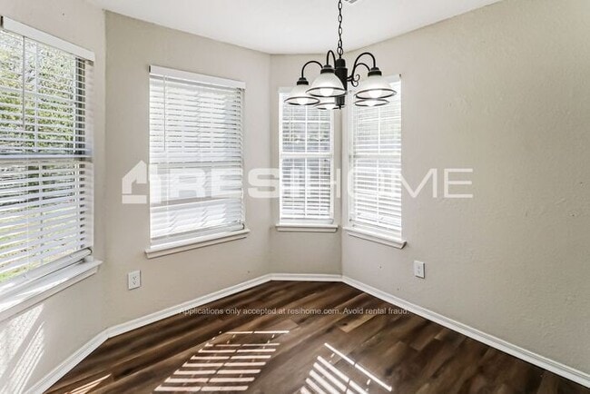 Building Photo - 3037 Pinecrest St