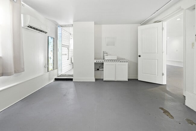 Building Photo - 165 Alix St