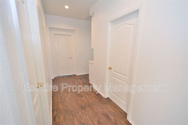 Building Photo - 2861 Golf Villa Way