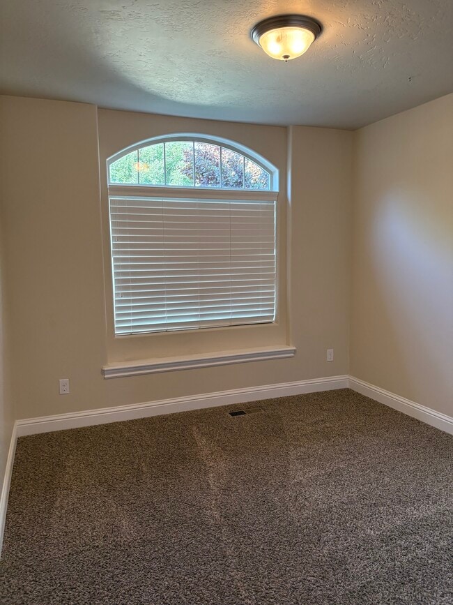 Building Photo - 4694 N Maplestone Ave