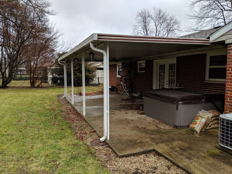 Large covered patio - 931 Willowdale Ave