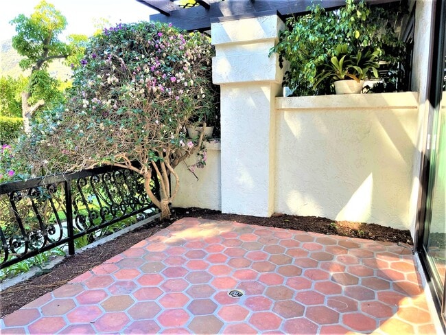 Building Photo - 1450 Palisades Dr