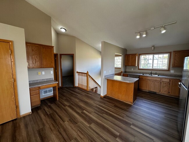 Building Photo - 402 Creekside Dr