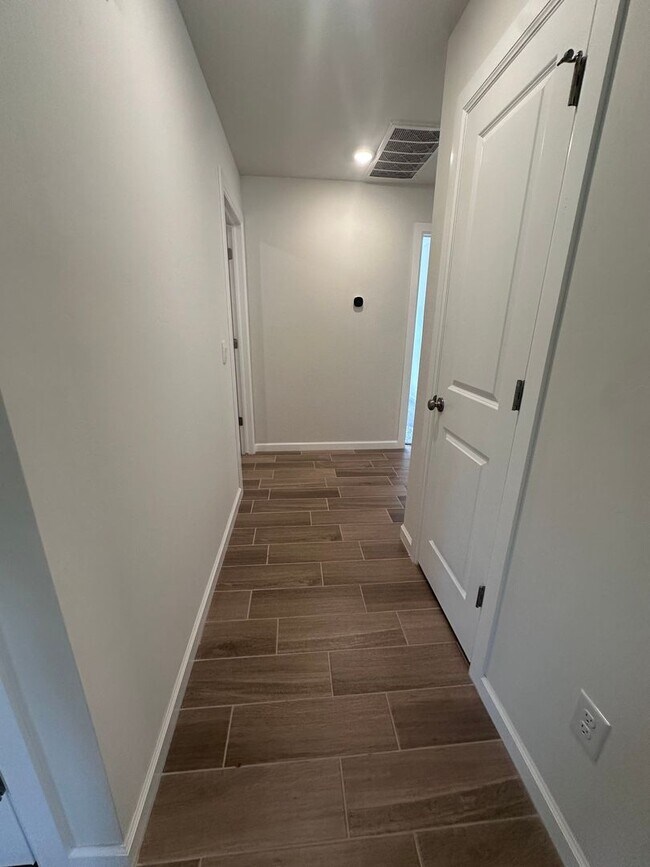 Building Photo - Beautiful New Home - First Month Free!