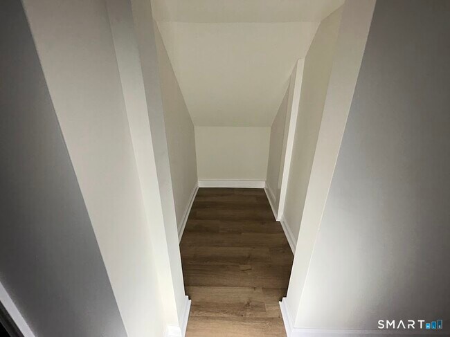 Building Photo - 2 Broad St