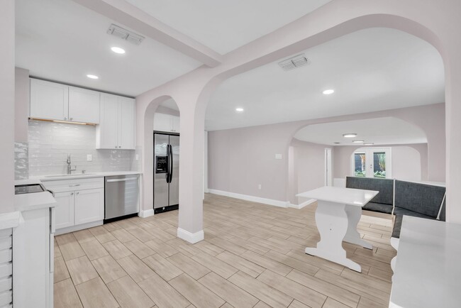 Building Photo - Charming & Deceptively Spacious 4BR Home in South Seminole Heights – Fully Renovated!