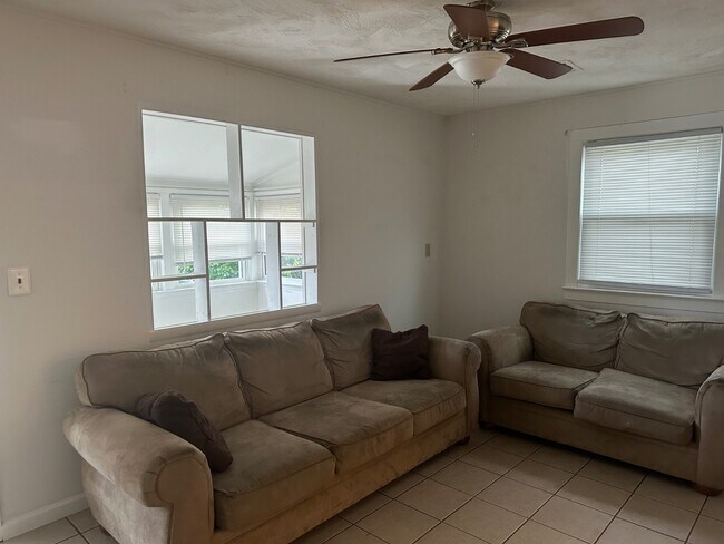 Building Photo - 507 Barton Ave