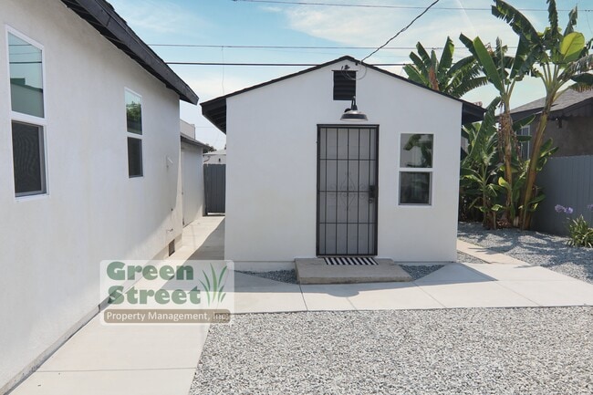 Primary Photo - 3851 Menlo Ave