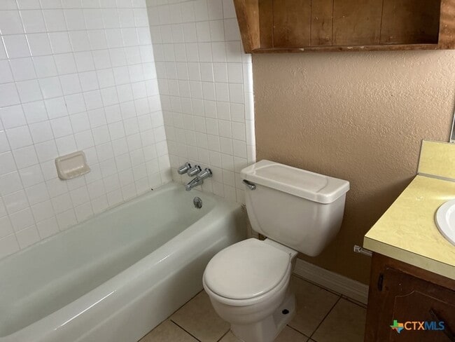 Building Photo - 2404 Carnation Dr