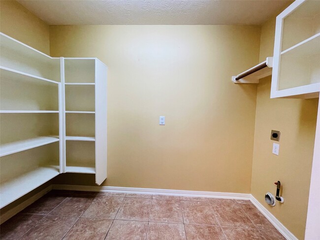 Building Photo - 10723 Lake Riata Ln