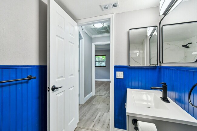 Building Photo - 528 Manor Dr